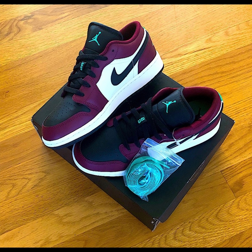 Jordan 1 low Beetroot BRAND NEW WITH BOX 4.5Y 4Y